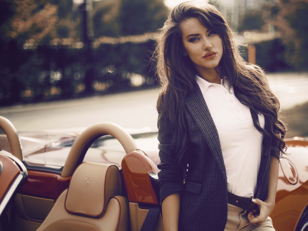 Девушка брюнетка у кабриолета Феррари