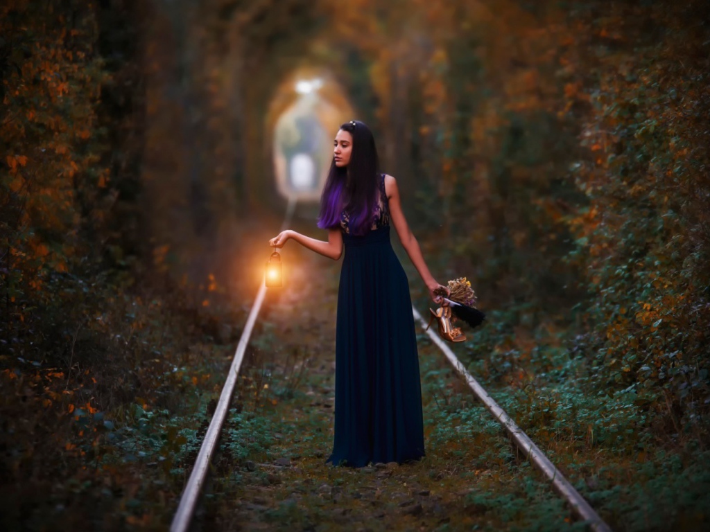 Девушка брюнетка стоит в тоннеле любви