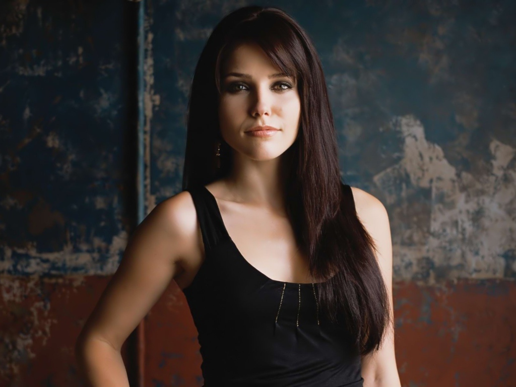 Модель брюнетка София Буш