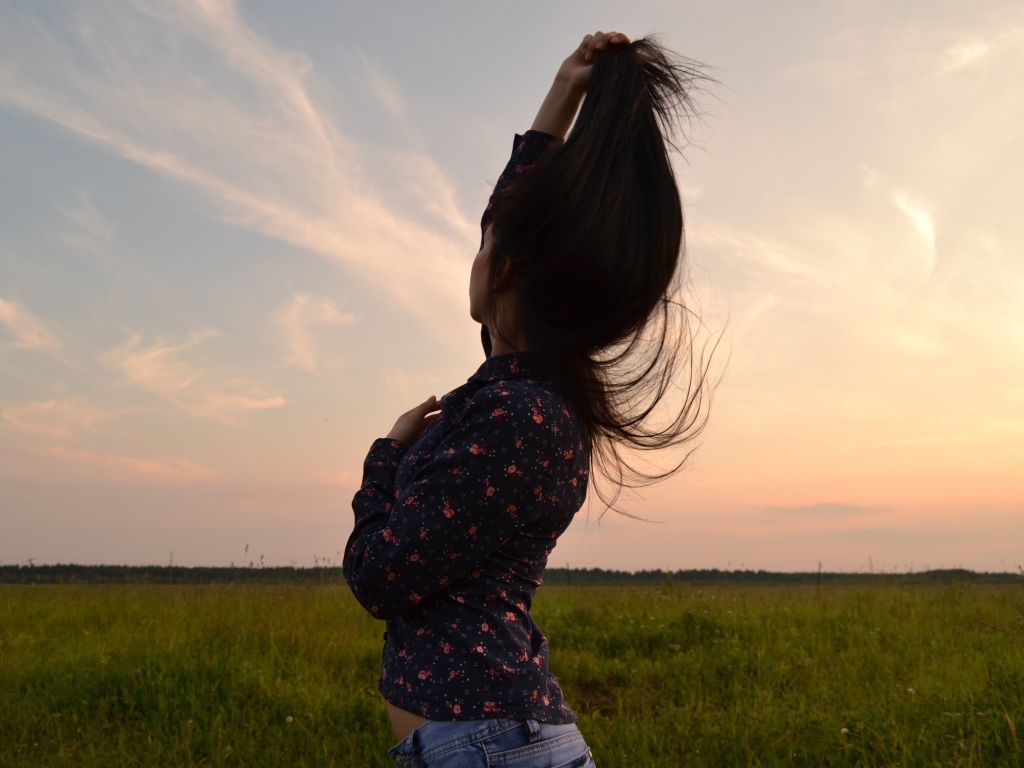 Брюнетка подняла свои волосы