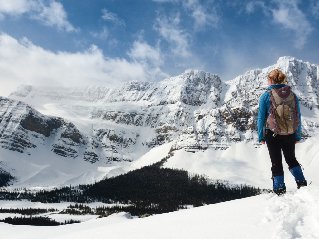 Альпинистка в горах