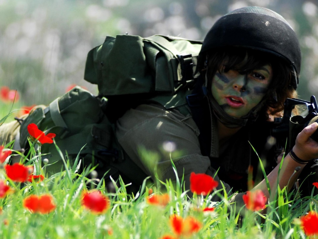 Женщина солдат в поле маков