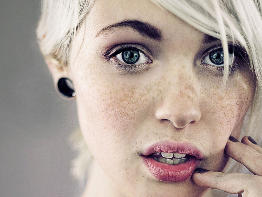 Веснушчатая модель Devon Jade