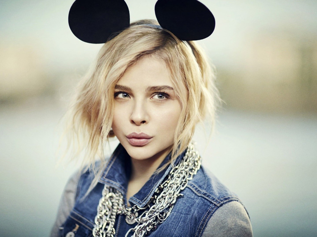 Забавные ушки у Хлои Грейс Моретц