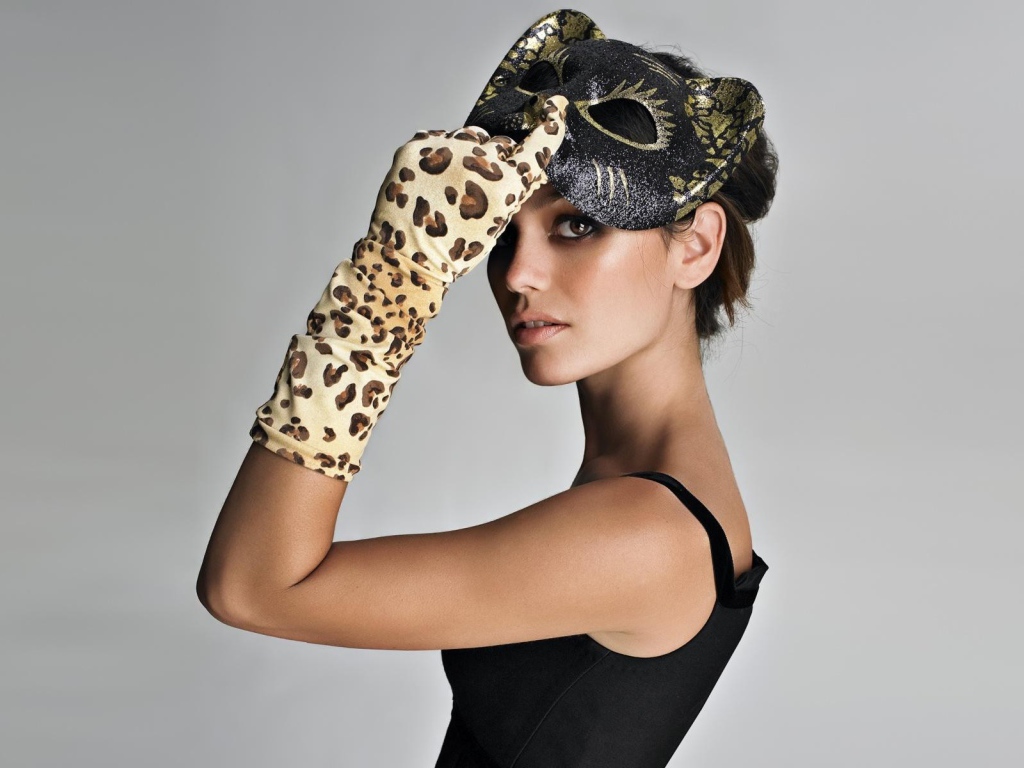 Девушка Рэйчел Билсон в маске леопарда