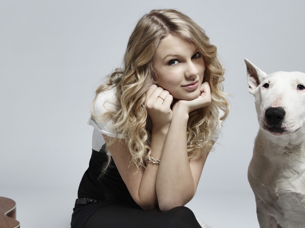 Девушка и белая собака