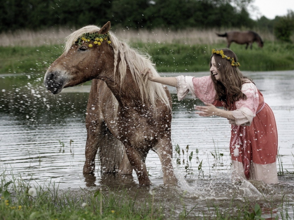 Девушка купает лошадь