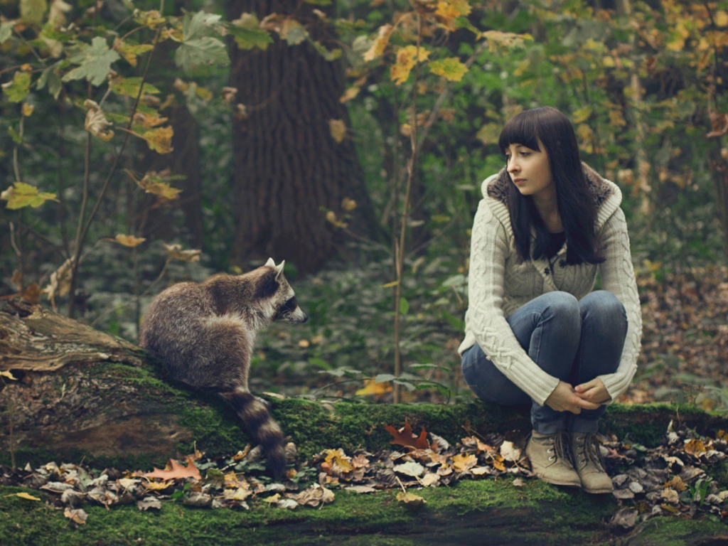 Девушка общается с опоссумом