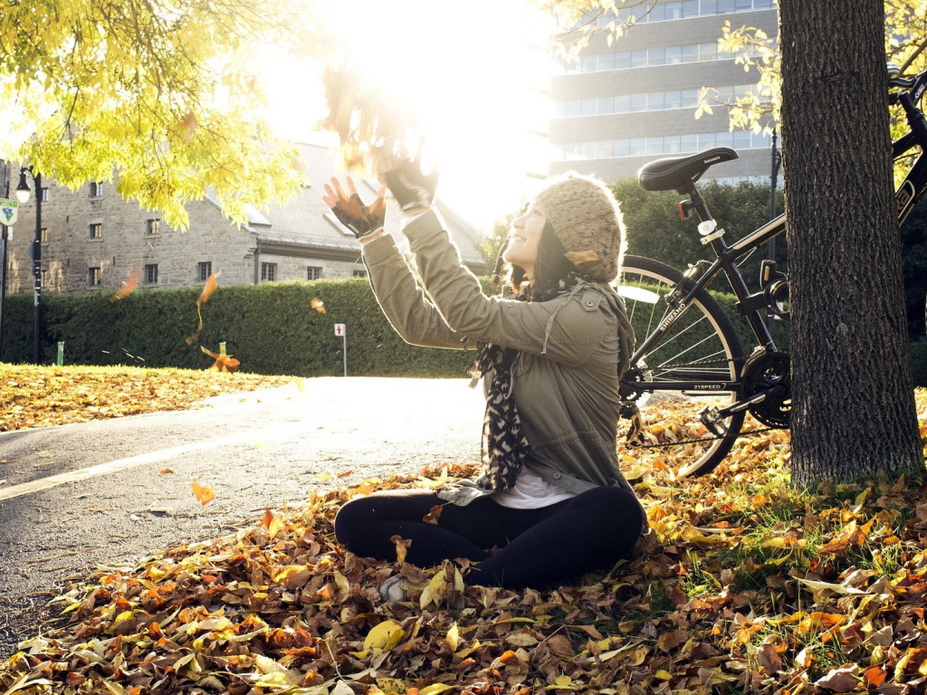 Девушка радуется осеннему солнцу