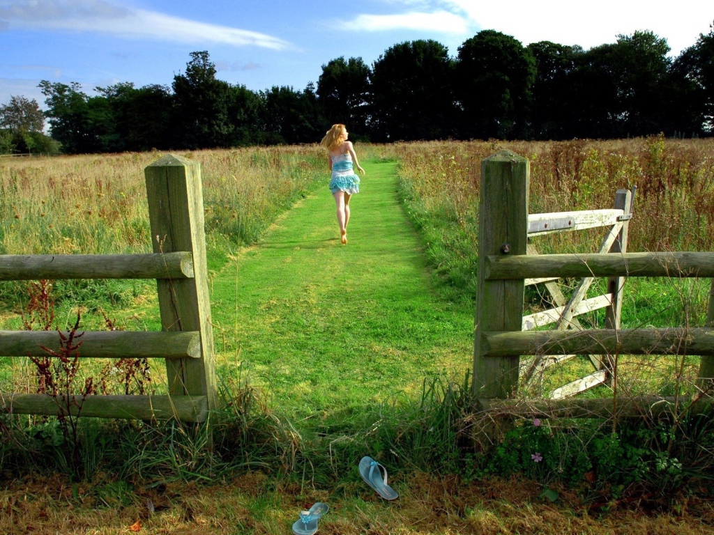 Девушка идет по полю на ферме