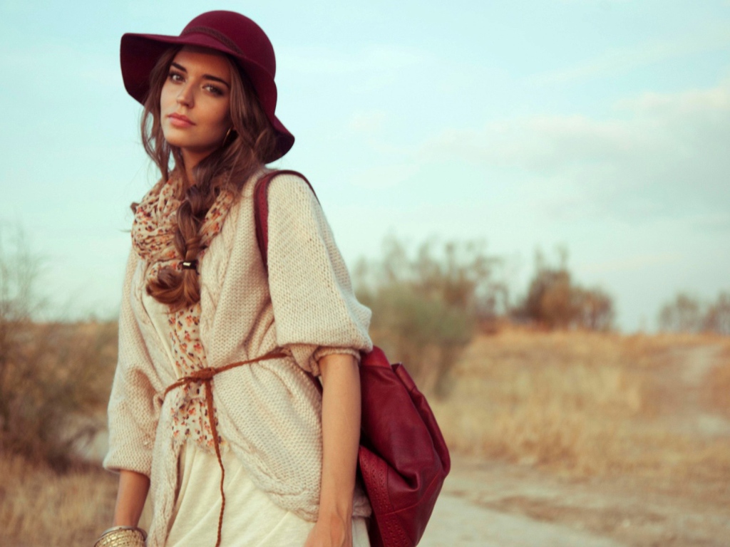 Девушка в красной шляпе