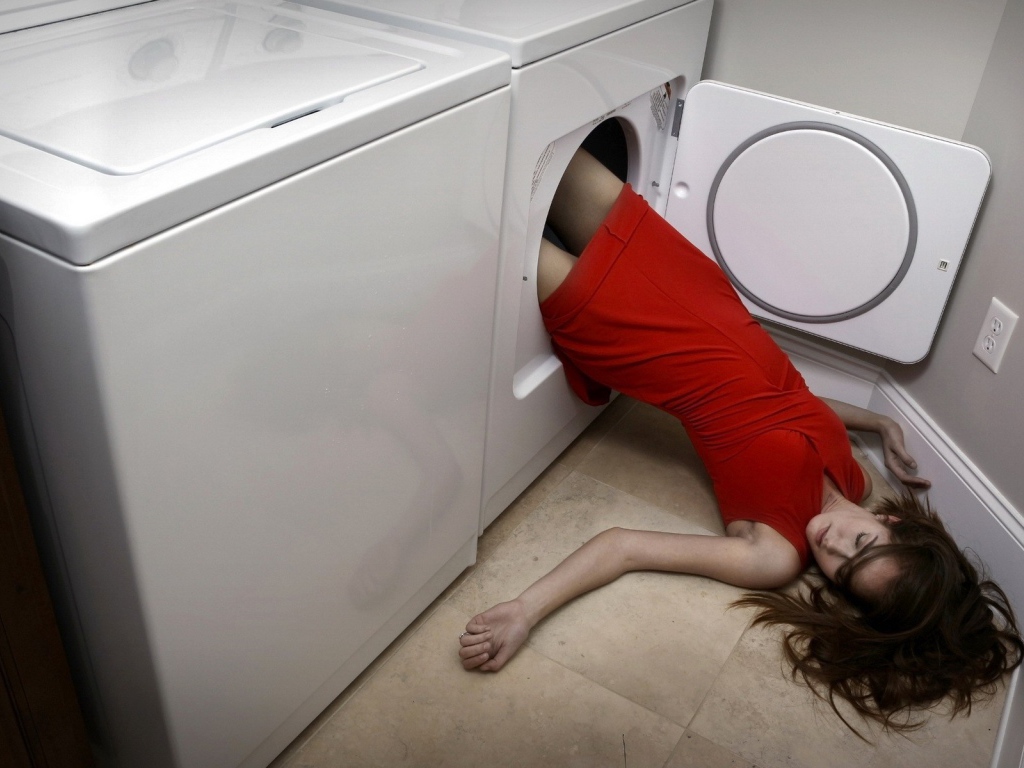 Девушка в стиральной машине