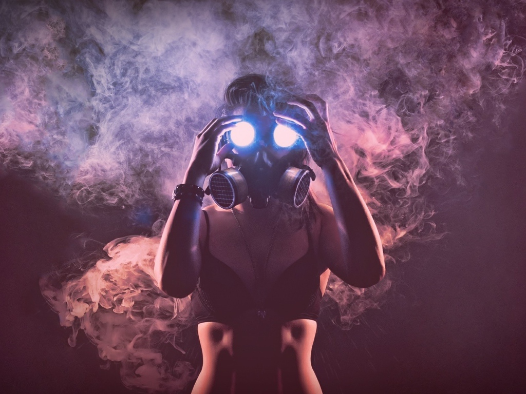 Девушка в маске среди дыма