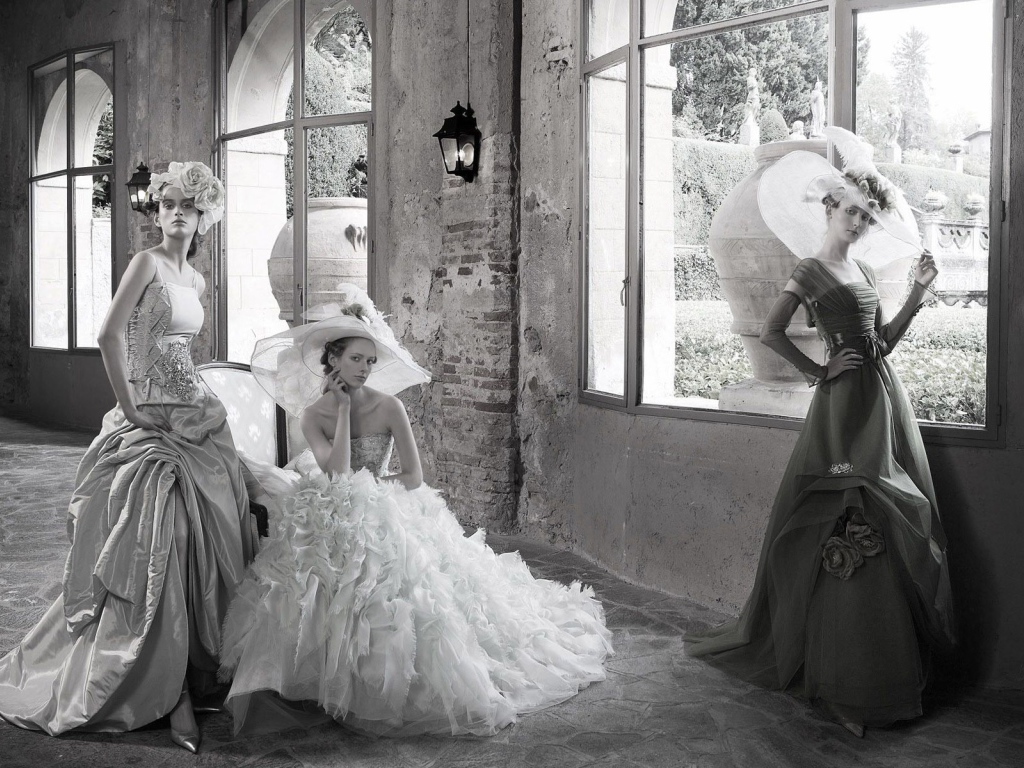 Девушки в ретро одеждах в старом доме