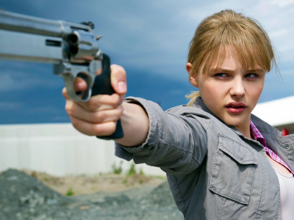 Девушка модель с пистолетом в руке