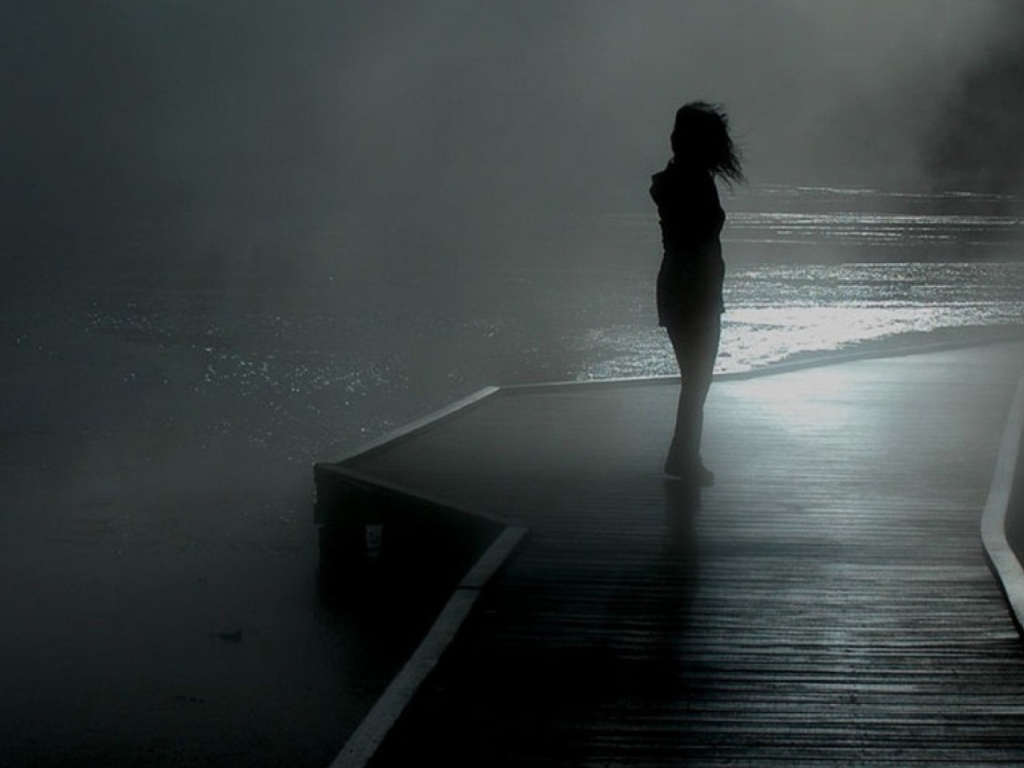 Девушка на причале в тумане