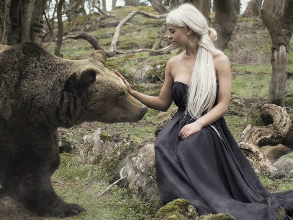 Девушка играет с медведем