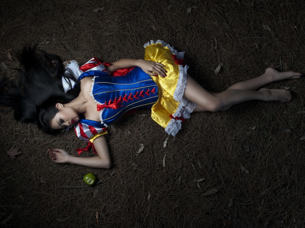 Девушка отравилась яблоком