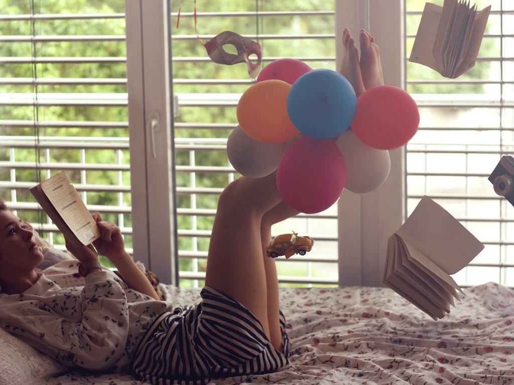 Девушка читает книгу среди хаоса