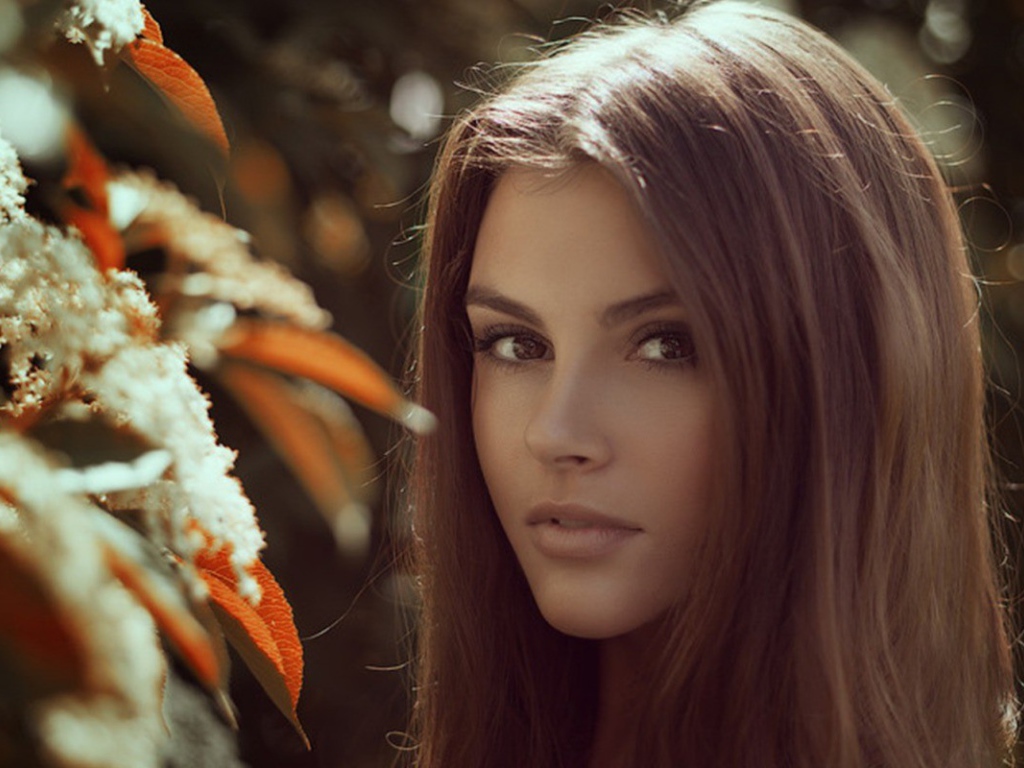 Девушка стоит у дерева