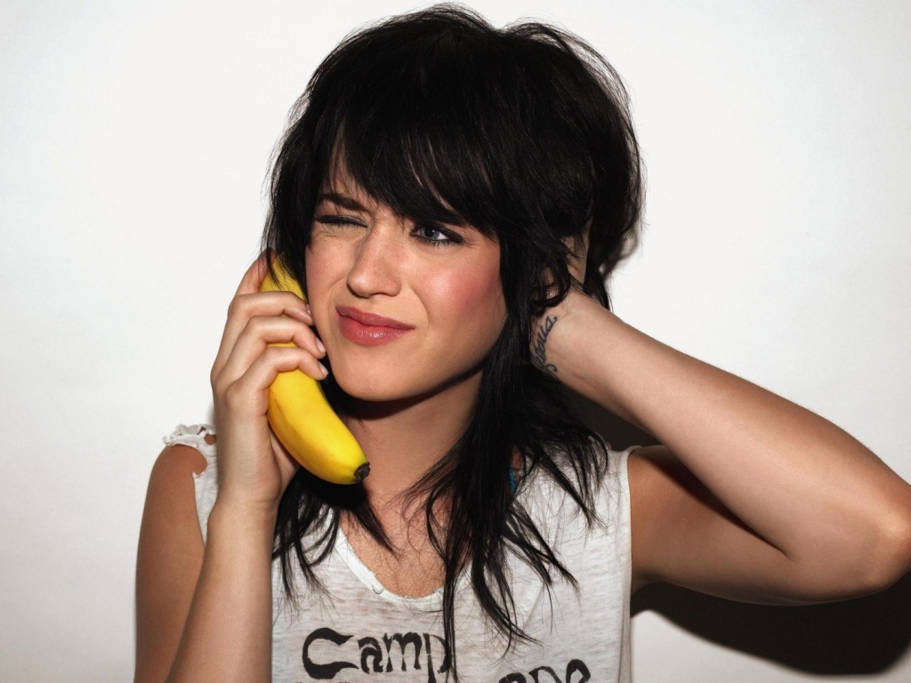 Девушка пытается позвонить по банану