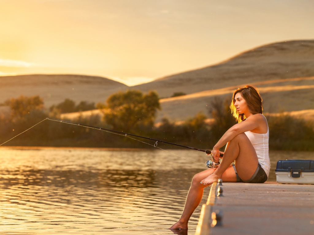 Девушка с удочкой на рыбалке