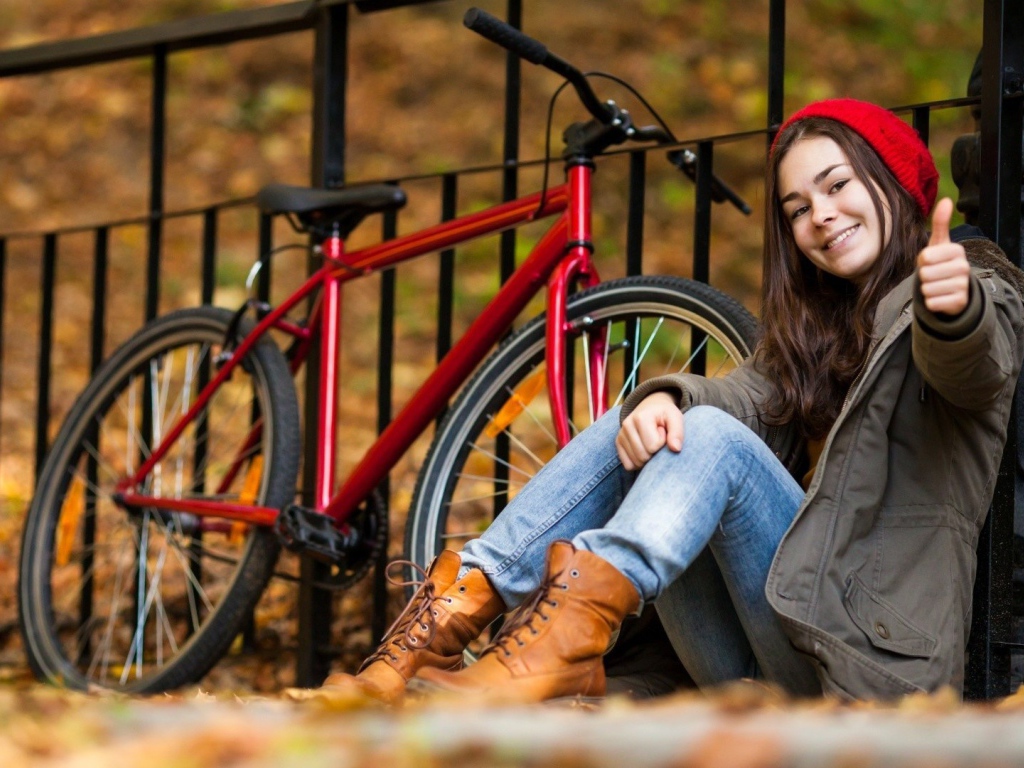 Девочка с красным велосипедом