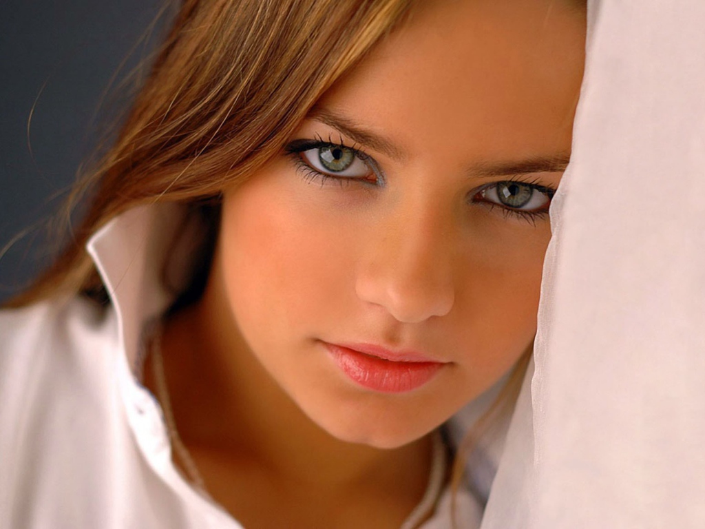 Девушка с серыми глазами в белой одежде