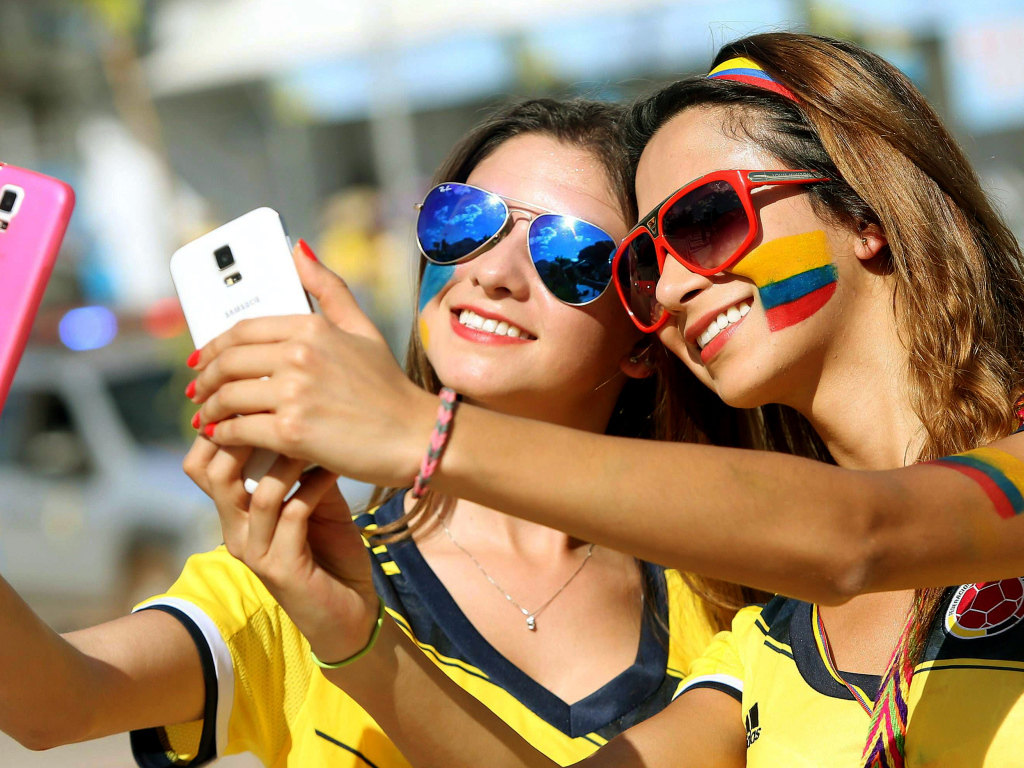 Девушки фанатки делают селфи