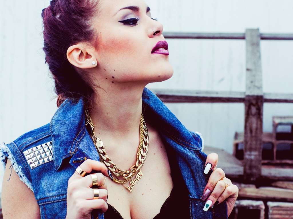 Золотая цепь на шее у девушки