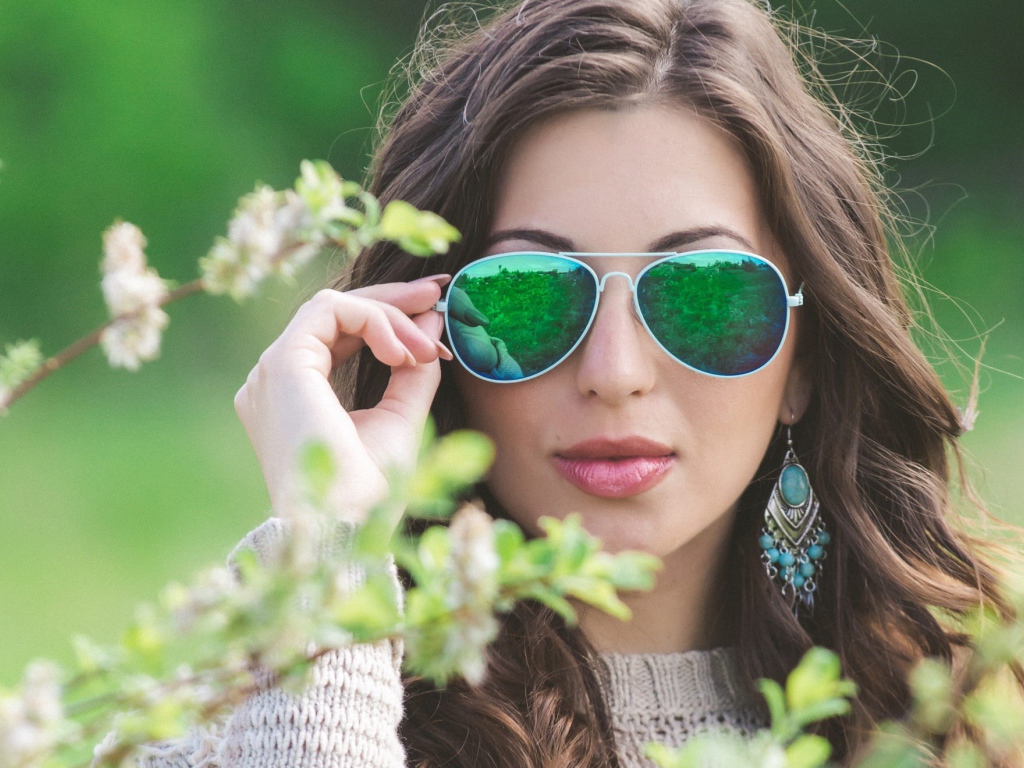 Зеленое отражение в очках у девушки