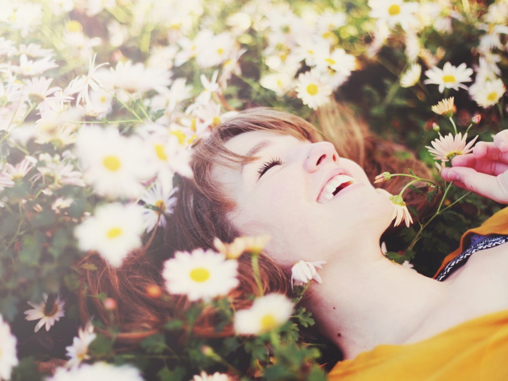 Счастливая девушка в цветах ромашки