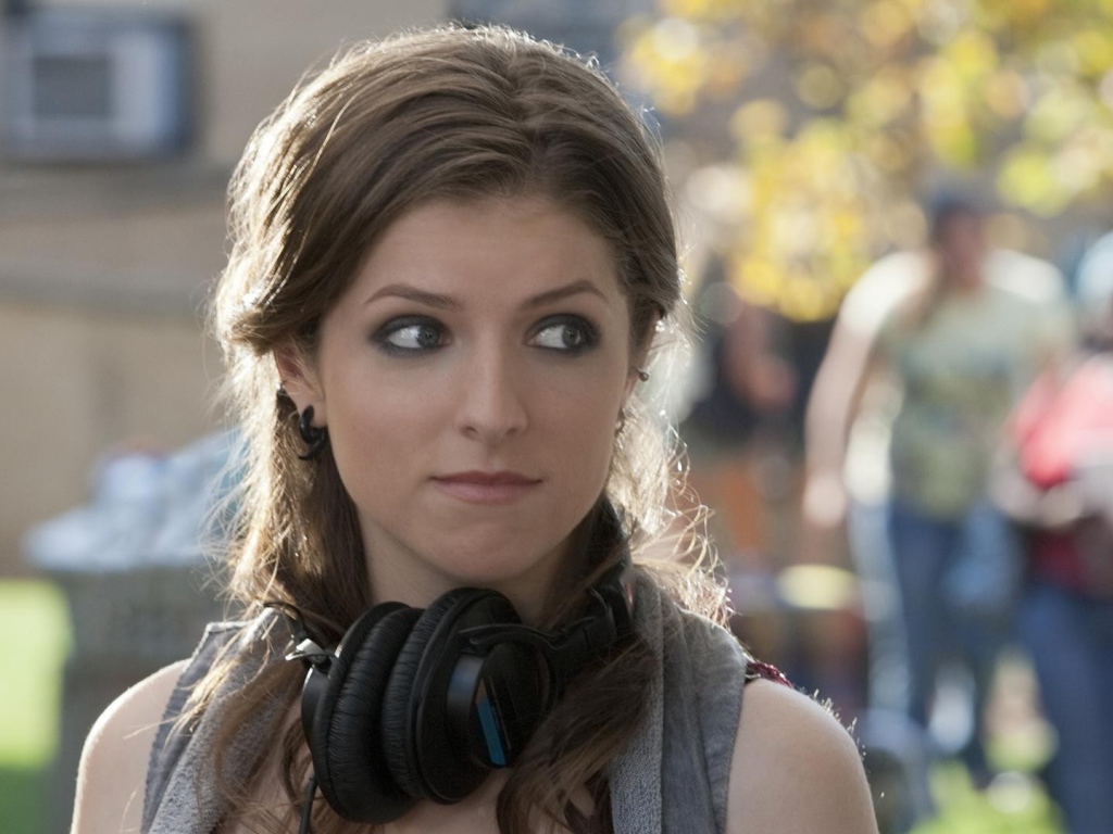 Наушники на шее Анны Кендрик