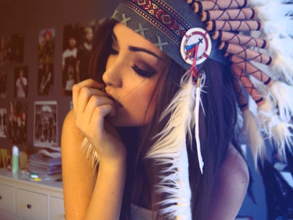 Девушка индианка грызет ногти