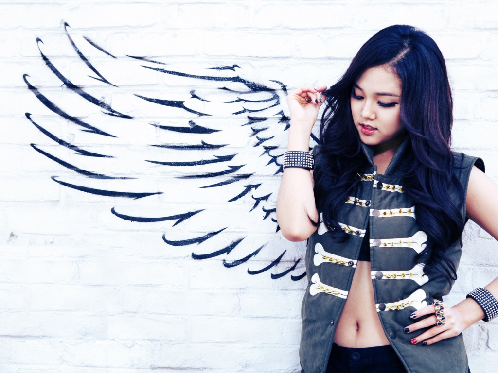 Длинноволосая брюнетка ангел