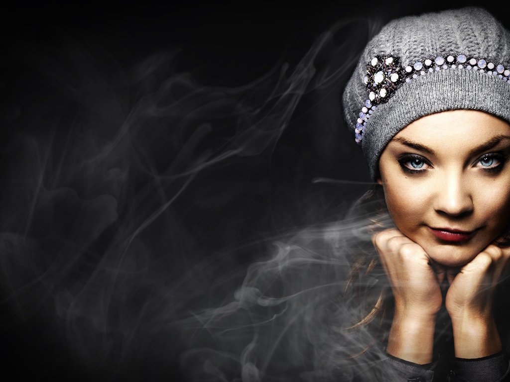 Натали Дормер в шапке