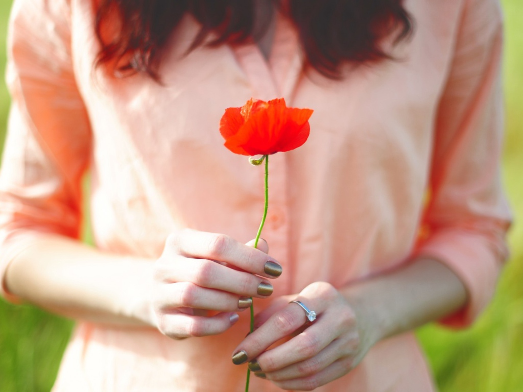Мак в руках у девушки