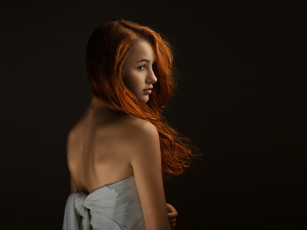 Портрет девушки с рыжими волосами