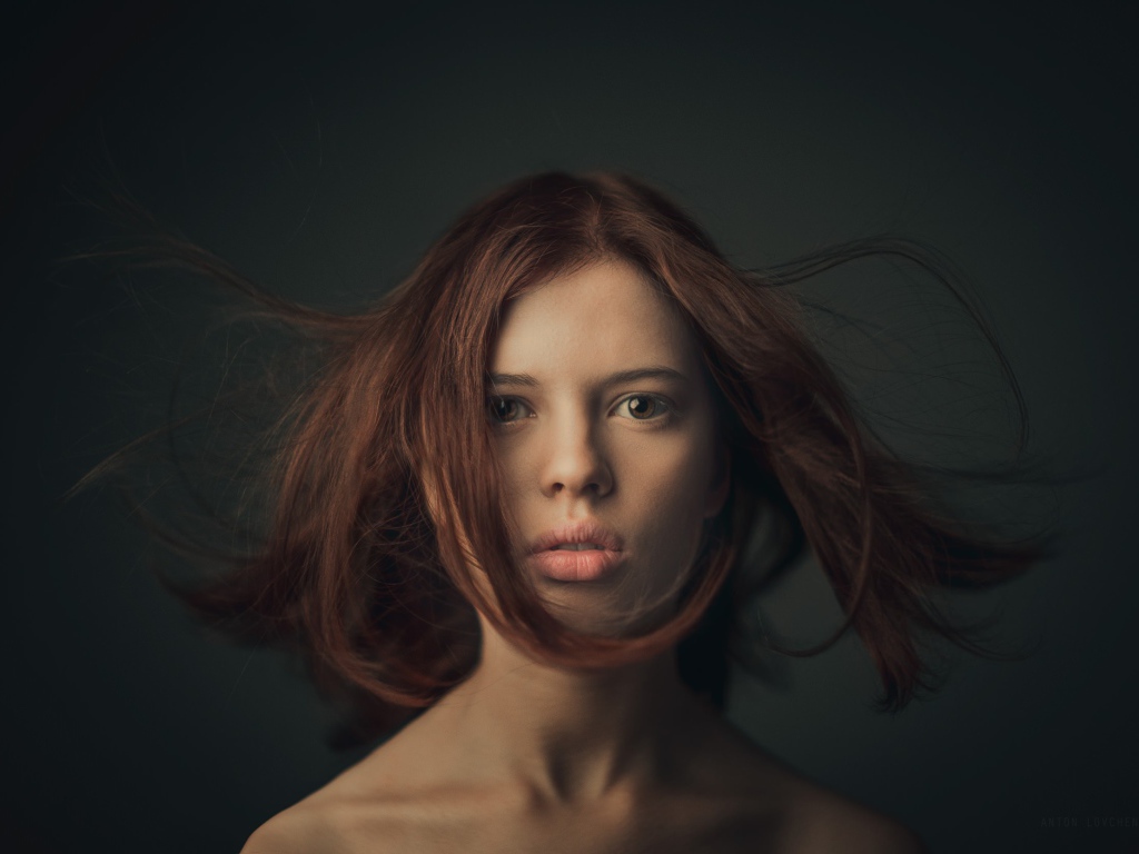 Портретное фото длинноволосой девушки