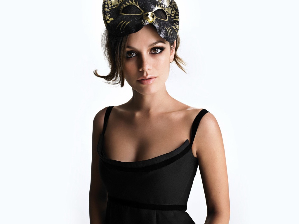 Рэйчел Билсон в маске на белом фоне