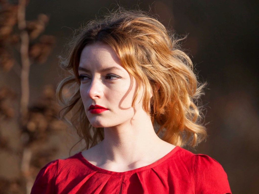 Рыжеволосая девушка в красном платье