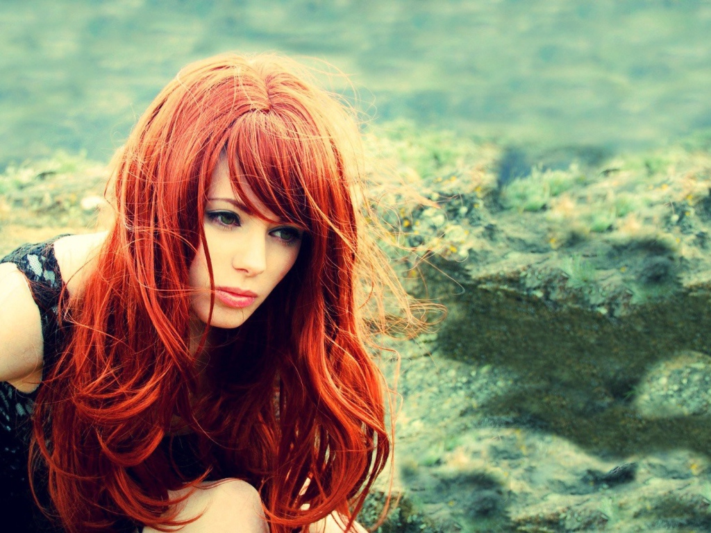 Рыжая девушка на природе