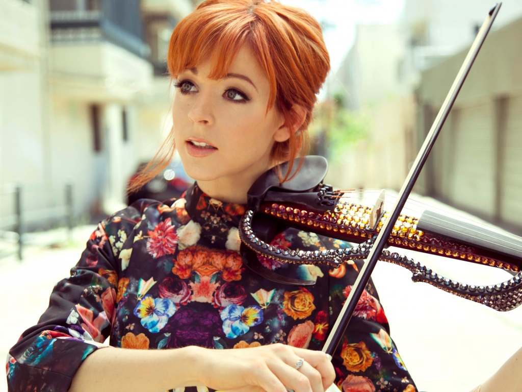 Рыжая девушка играет на скрипке со стразами
