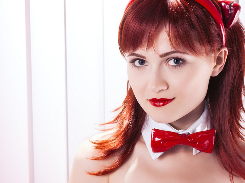 Красная бабочка на шее девушки