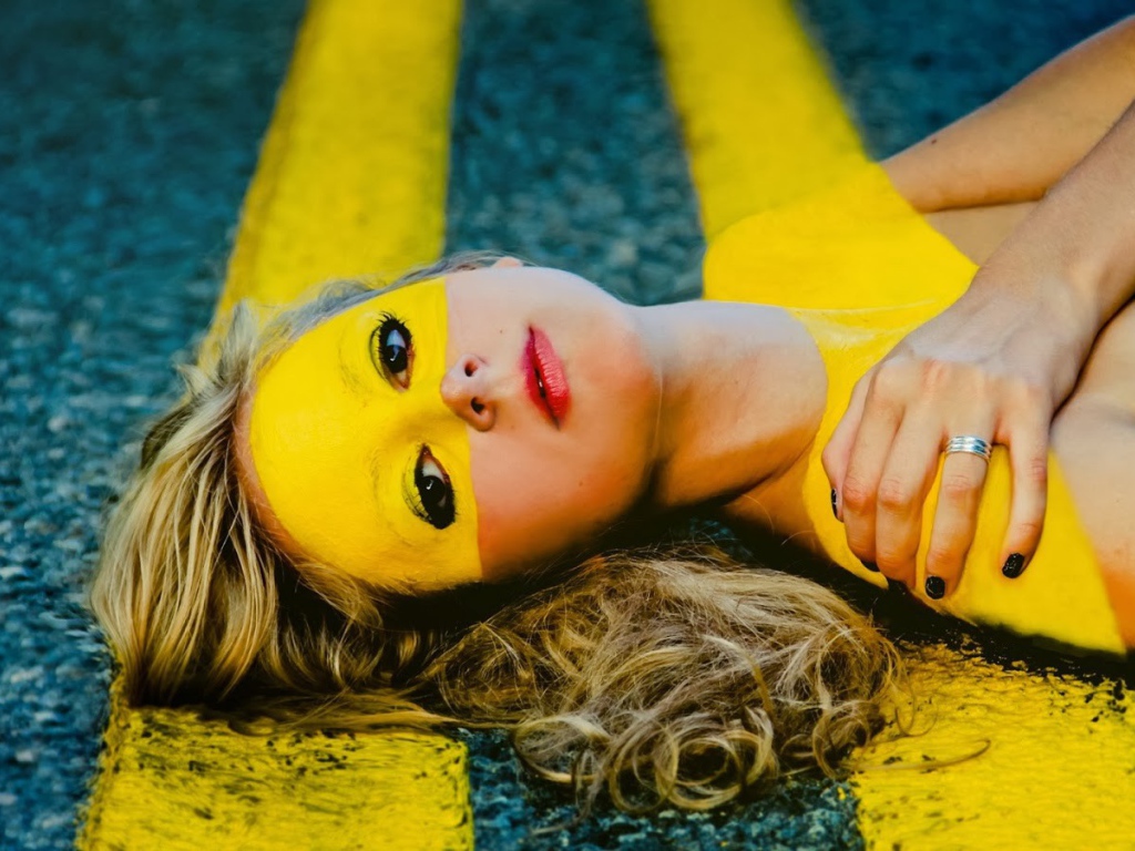 Дорожная разметка на теле девушки