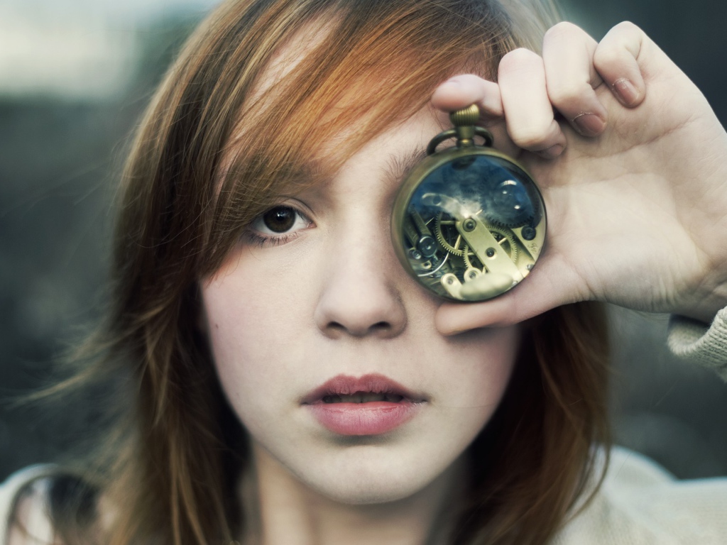 Девушка закрыла глаз часами