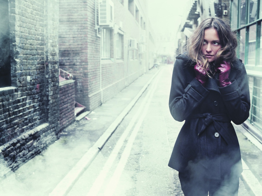 Девушка съежилась от холода