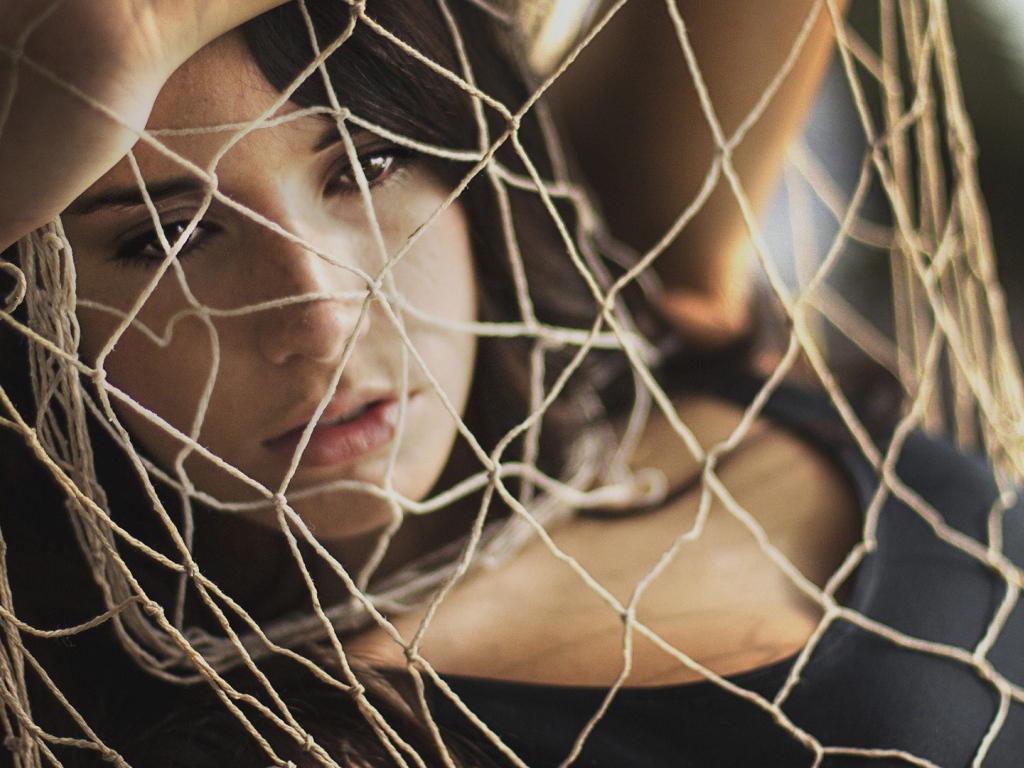 Девушка запуталась в рыбацкой сетке