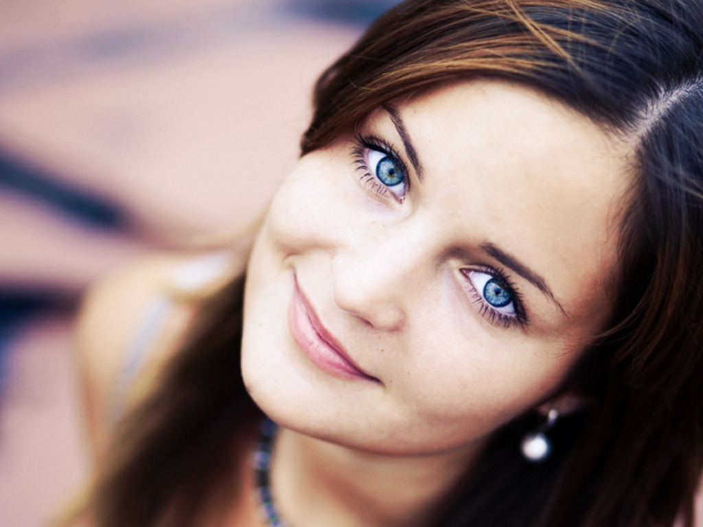 Улыбчивая голубоглазая брюнетка