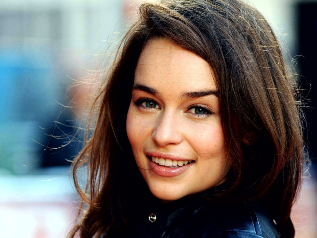 Улыбка девушки брюнетки Эмилии Кларк